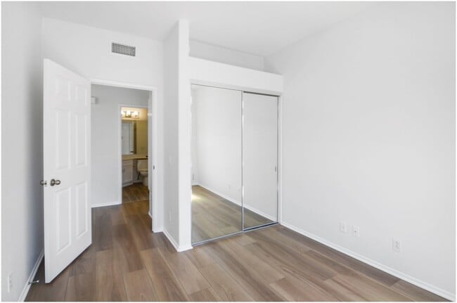 Building Photo - 2 Bedroom Condo in the Breakers!