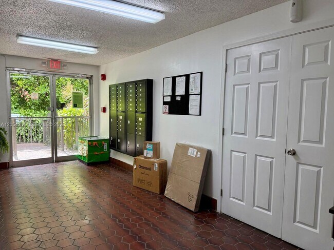 Building Photo - 855 Euclid Ave