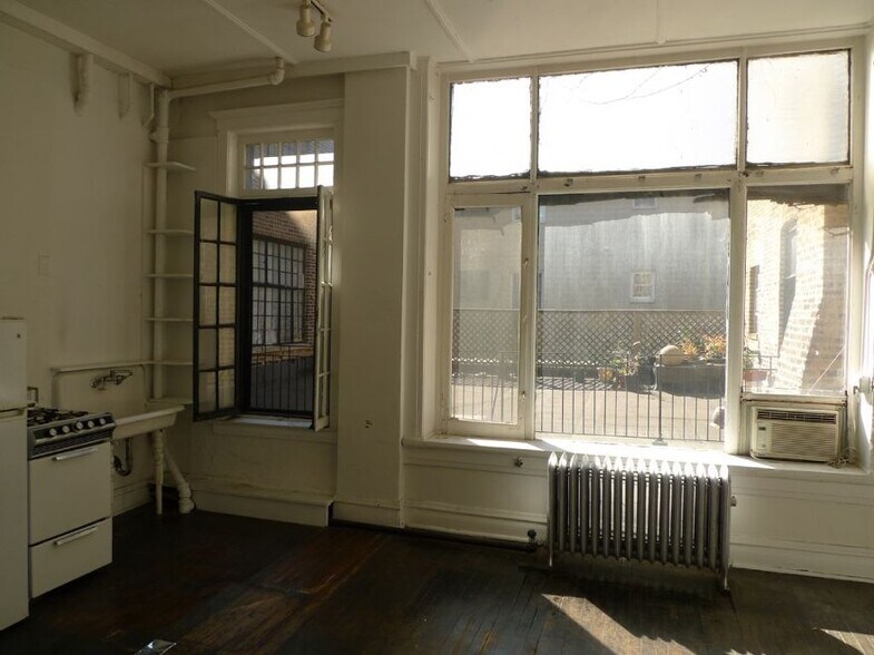 Building Photo - 245 W North Ave