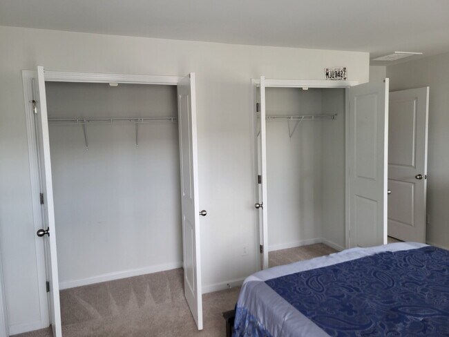 Building Photo - "Spacious Fully Furnished 4-Bedroom Townho...