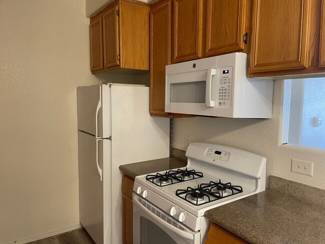 Building Photo - 2 Bedroom Condo!