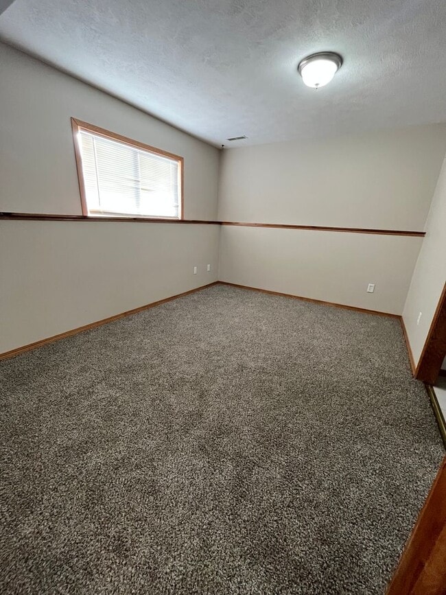 Building Photo - 5 Bed/2 Bath West Side Home!