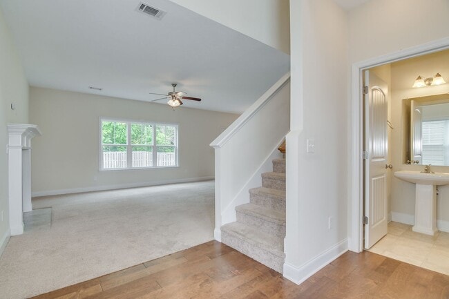 Building Photo - Canterbury Farms 3 Bed 2.5 Bath!