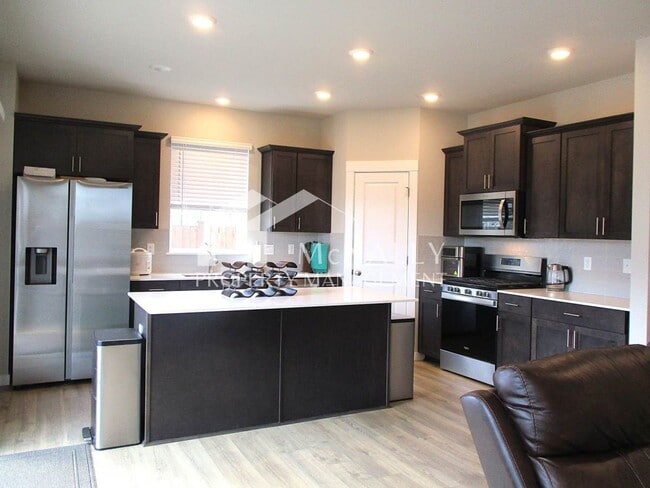Building Photo - 5-Bedroom Home in Stetson Heights Backing to Greenbelt