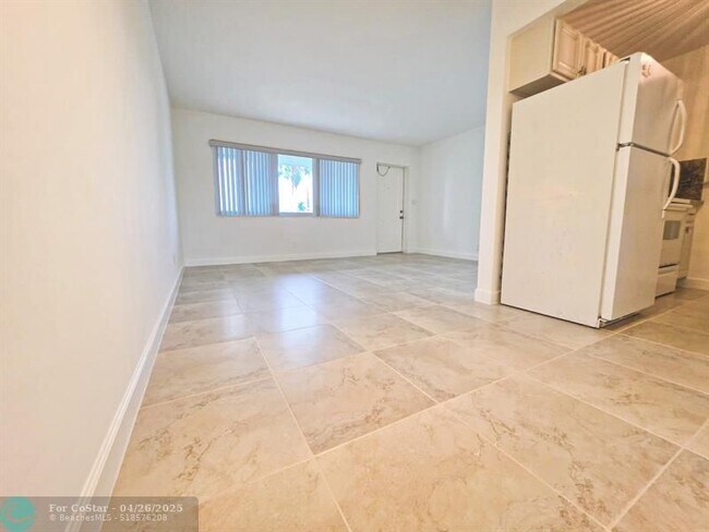 Building Photo - 2131 NE 40th Ct