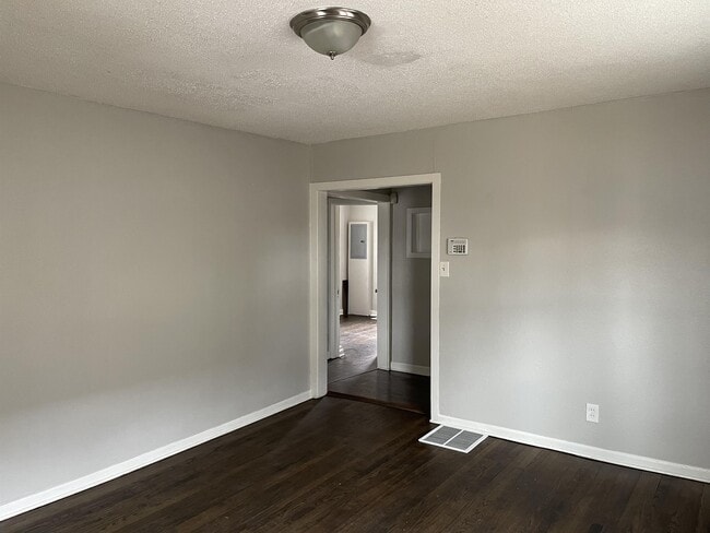 Building Photo - 1120 E 84th Terrace