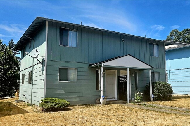 Primary Photo - REDUCED - Cedar St. 2bed/1.5 bath duplex -...