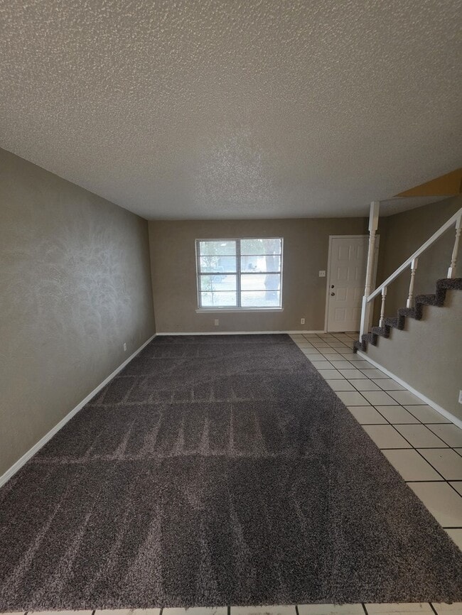 Building Photo - 3 bed 2 bath townhome, 2 car garage