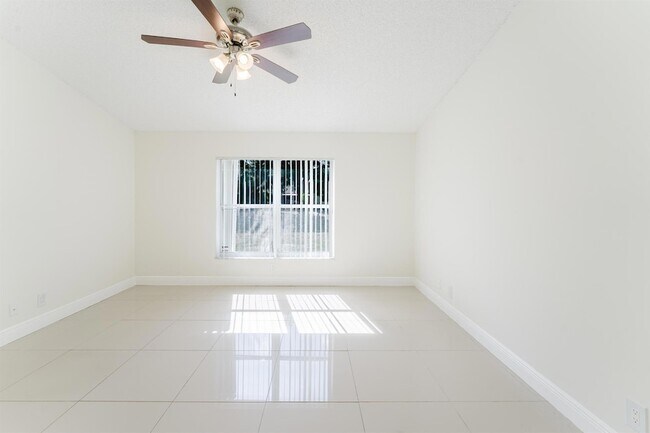 Building Photo - 1160 NW 15th Ave