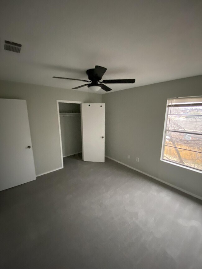 Building Photo - 929 NW Summercrest Blvd