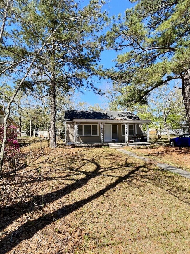 Building Photo - Cozy Cottage in Prime Downtown Ocean Springs Location!