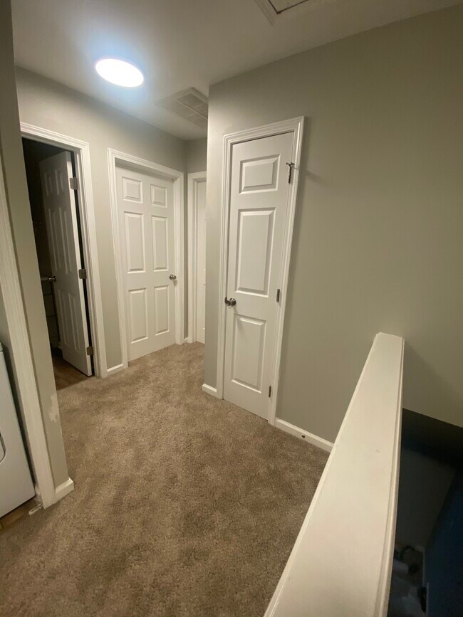Building Photo - 412 Walnut Woods Dr
