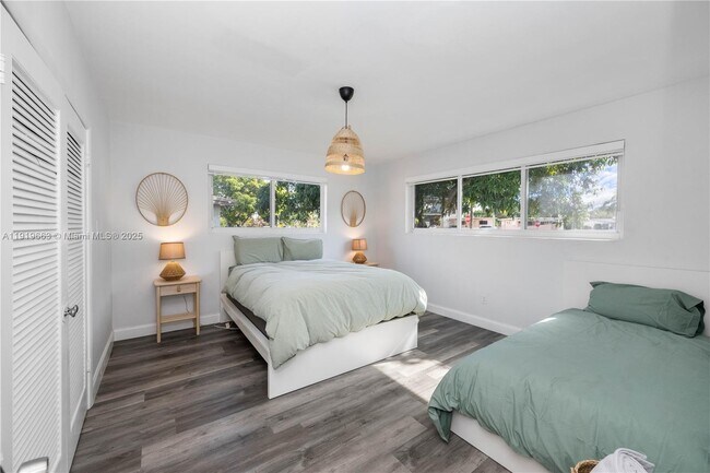 Building Photo - 1331 NE 160th St