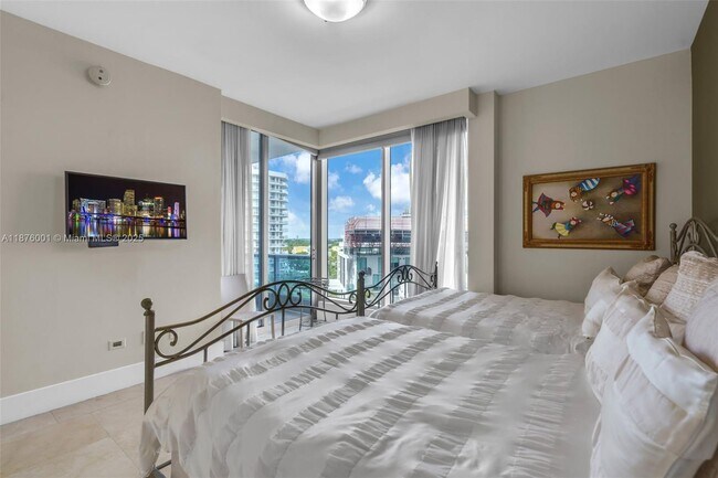Building Photo - 5959 Collins Ave