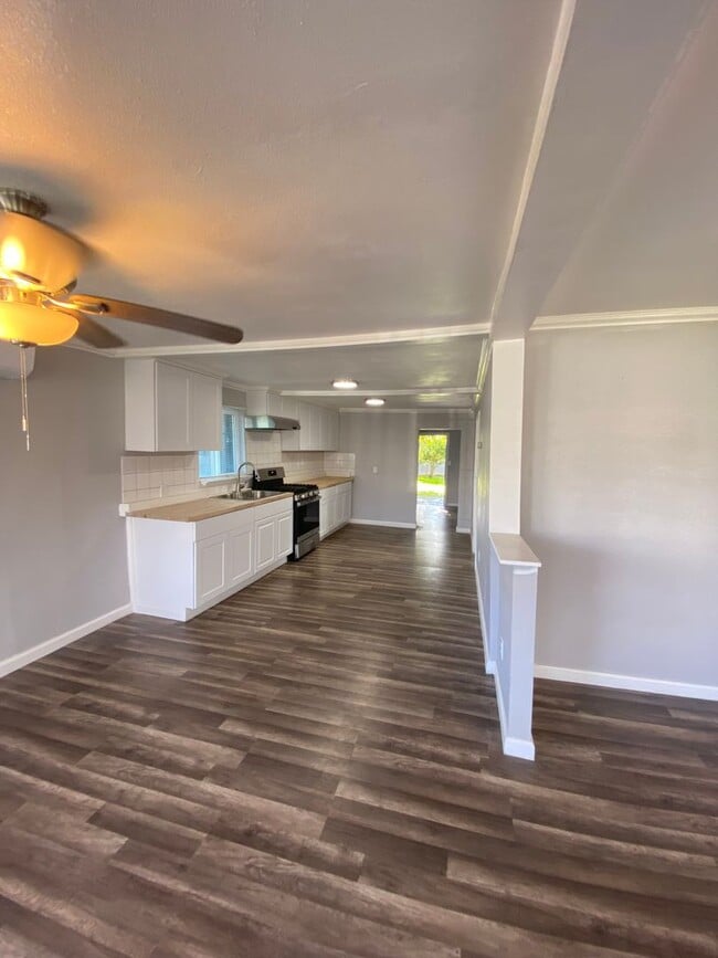 Building Photo - 3841