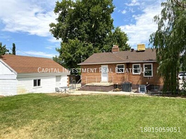 Building Photo - 236 400 S