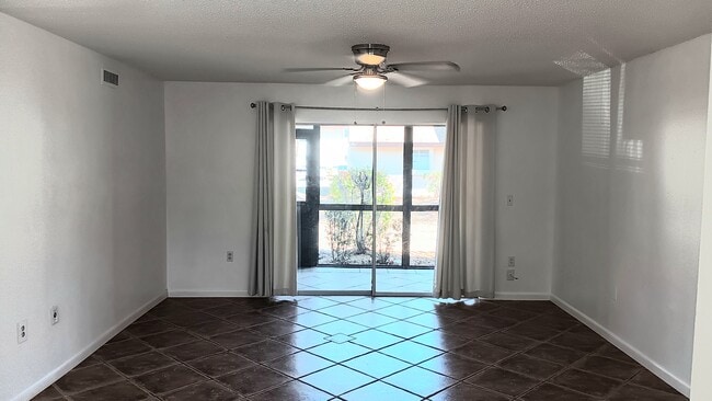 Building Photo - 2724 Hidden Lake Blvd