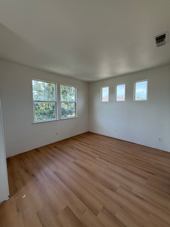 Building Photo - Paradise Valley