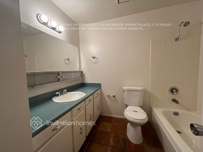 Building Photo - 3241 E Sunnyside Dr