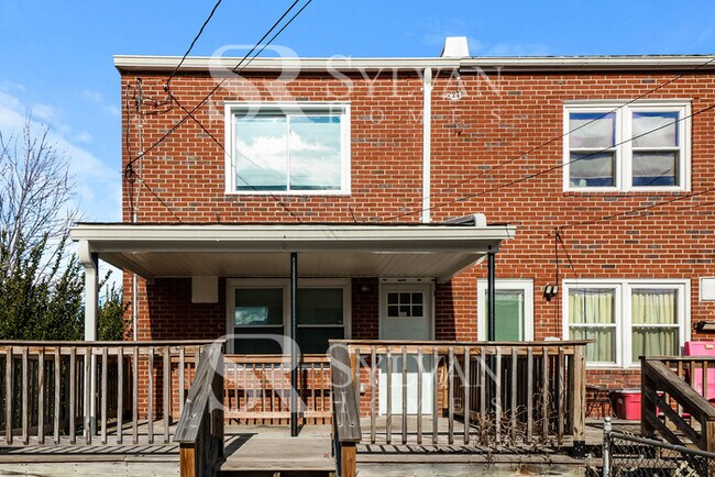 Building Photo - The living is easy in this lovely 3 bedroom