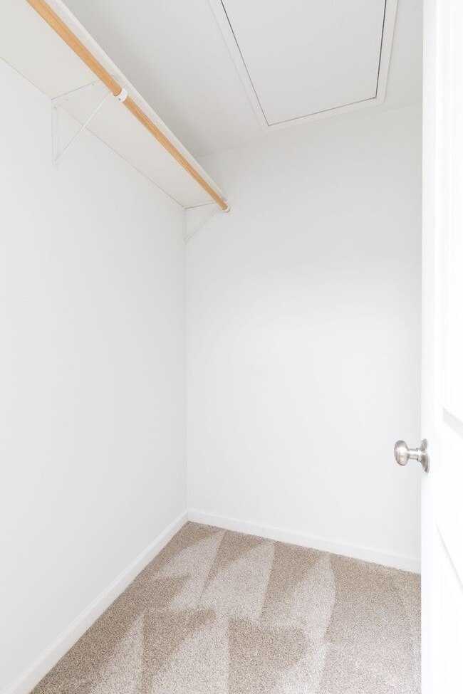 Building Photo - Beautiful 4 Bedroom 3 Bath Issaquah Home on Large Private Lot