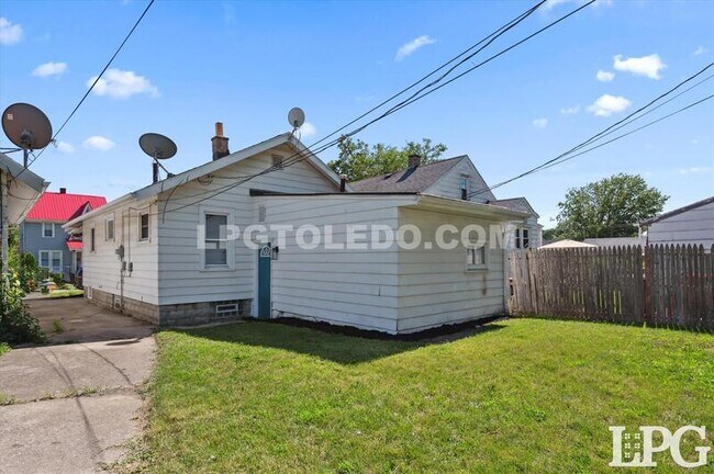 Building Photo - 1952 Fairfax Rd