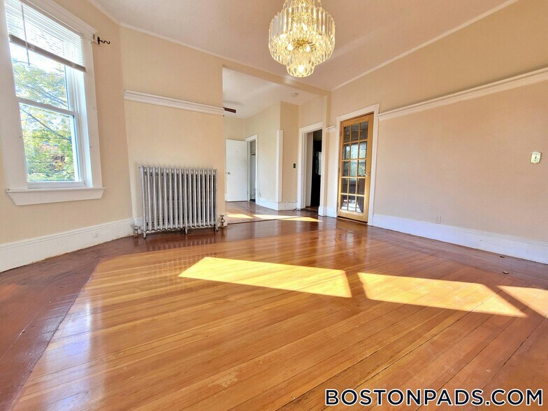 Building Photo - 110 Howland St