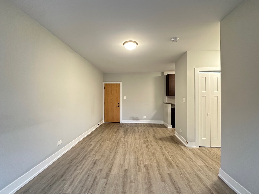 Building Photo - 708 W Brompton Ave