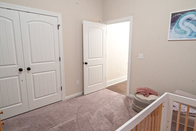 Building Photo - 4 Bedroom 3 Bathroom Ranch