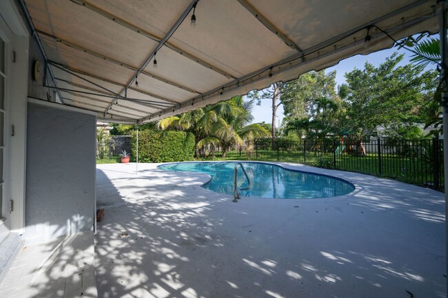 Building Photo - 902 NE 34th St