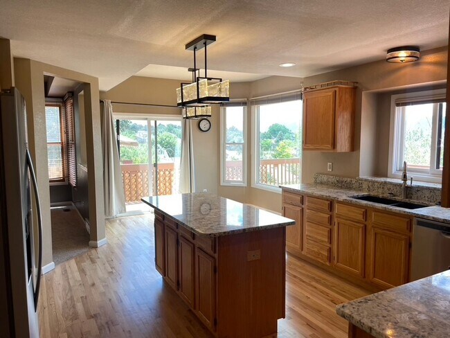 Building Photo - Spectacularly HUGE 6BD Home with Panoramic...