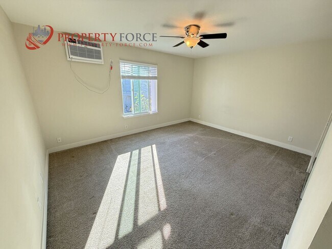 Building Photo - 946 Tamarack Ln