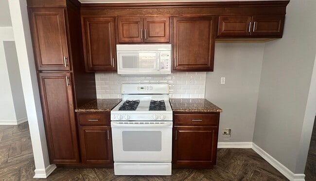 Building Photo - EAST PALMDALE HOME