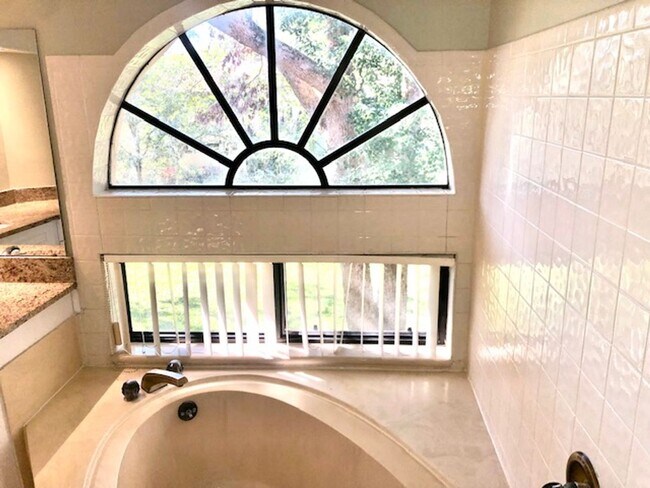 Building Photo - Available for move in February 2026!! Nice corner 2bed/2bath condo on 2nd floor with a spacious b...