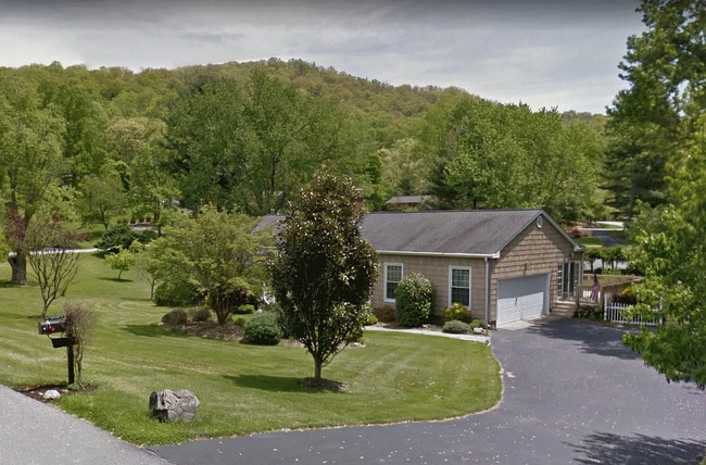 Building Photo - 207 Hawthorn Dr