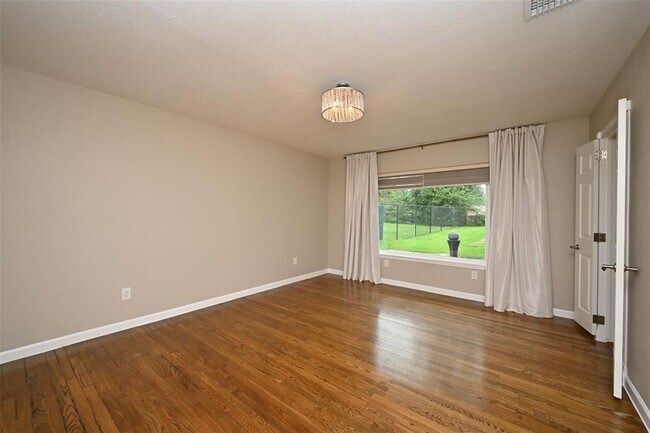 Building Photo - 2127 Lamonte Ln