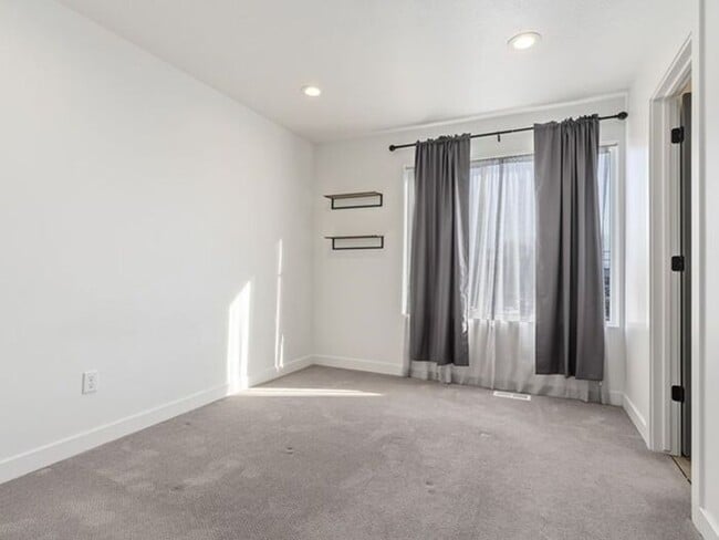 Building Photo - Downtown Beautiful 4 bed, 4 bath town-home