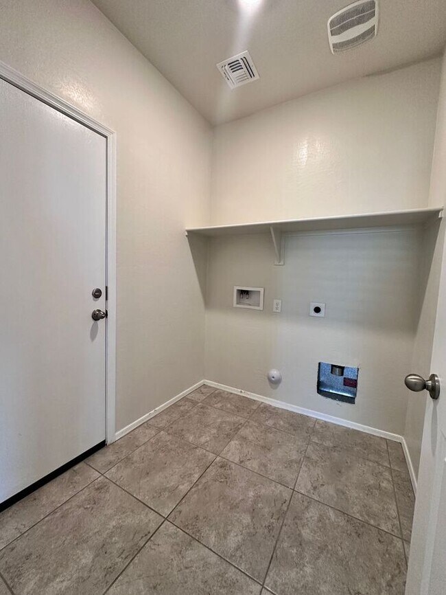 Building Photo - MOVE IN SPECIALS!! Large Backyard with thi...