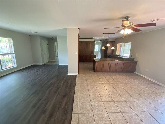Building Photo - 4545 Ridgewood Rd