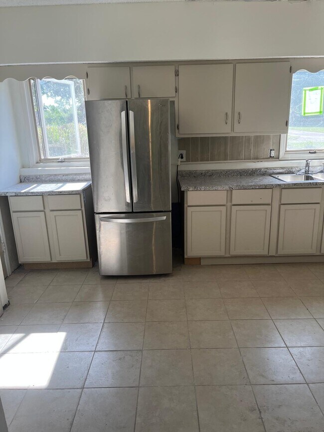 Building Photo - 2320 N Kenwood Ct