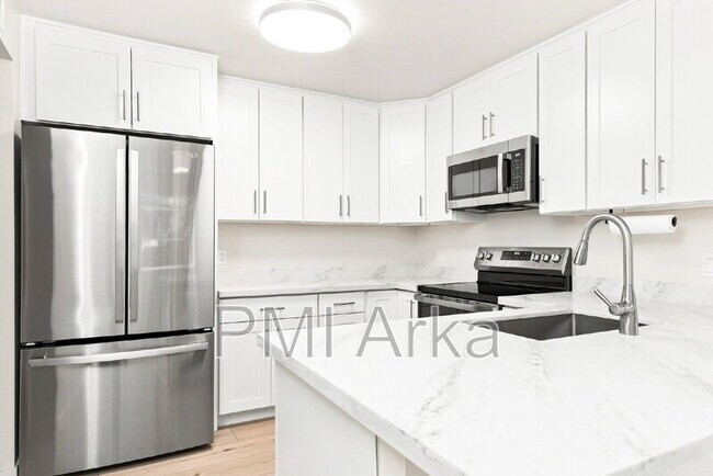 Building Photo - 9800 Roosevelt Way NE