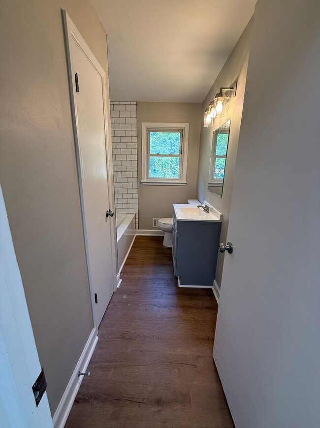 Building Photo - Newly updated 3 bedroom 1 bath with hardwo...