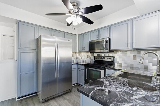 Building Photo - 3084 Village Cir