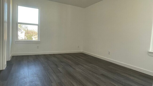 Building Photo - Beautiful house, perfect for families!!