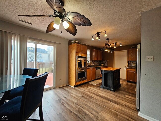 Building Photo - 10633 Cyrus Dr