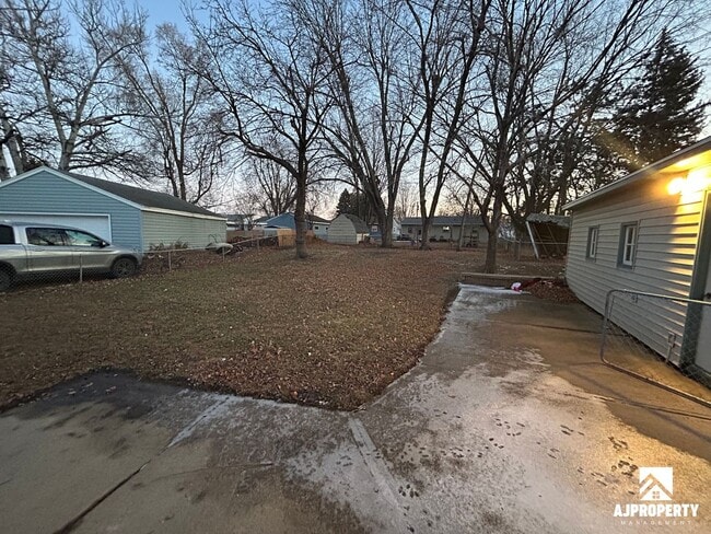 Building Photo - 2409 E 6th St