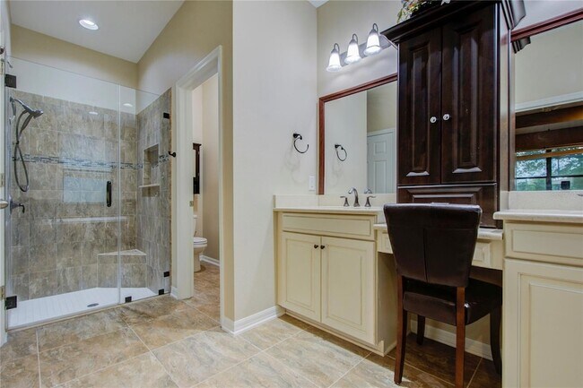 Building Photo - 1122 Oakcrest Dr