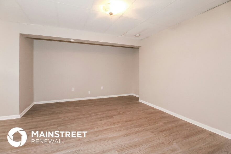 Building Photo - 801 NE Lyon Dr