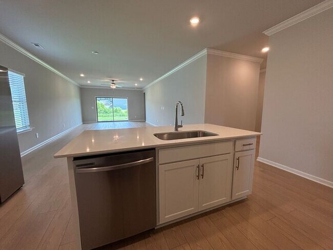 Building Photo - Look and lease in Athens