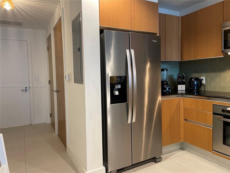 Building Photo - 1060 Brickell Ave